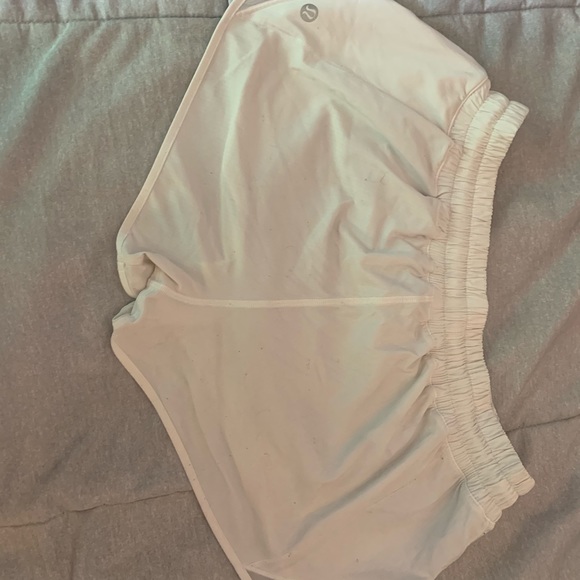 white lululemon hottie hot shorts 2.5” - Picture 3 of 5